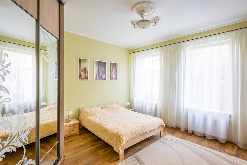 Rynok Square 5 Зі Світлом! Lägenhet Lviv Exteriör bild